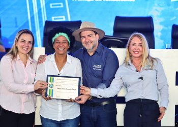 Sílvia Cristina recebe homenagem na Assembleia Legislativa, em reconhecimento ao seu trabalho