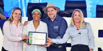 Sílvia Cristina recebe homenagem na Assembleia Legislativa, em reconhecimento ao seu trabalho