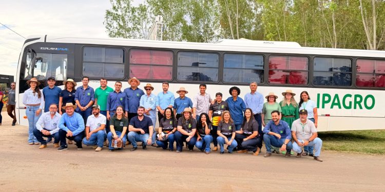 Deputada Sílvia Cristina entrega ônibus para a Faperon/Senar, na Rondônia Rural Show