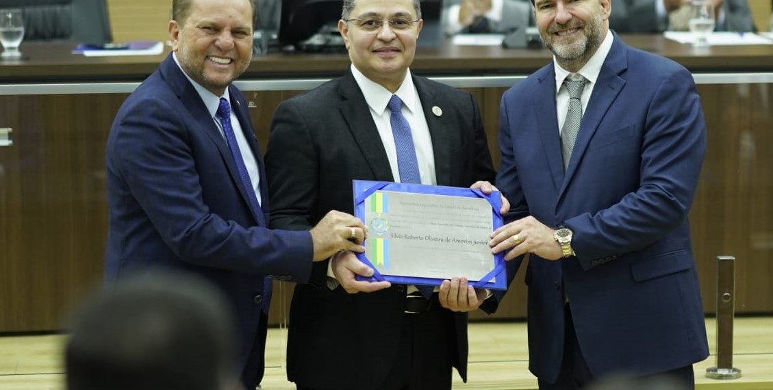 Alex Redano e Cirone Deiró homenageiam personalidades na Alero