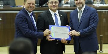 Alex Redano e Cirone Deiró homenageiam personalidades na Alero