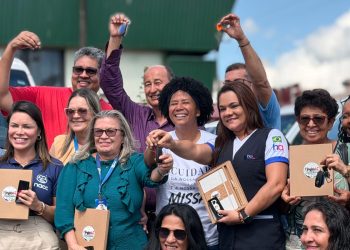 Deputada fez a entrega de dez vans para Apaes e instituições sociais e reforçou compromissos