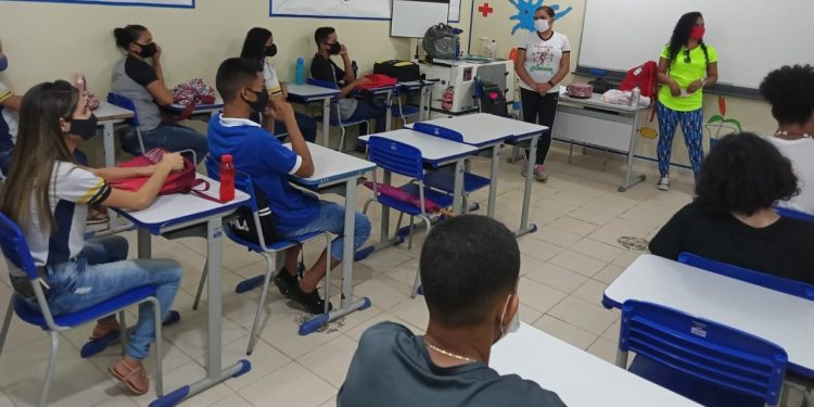 Alex Redano solicita construção de quadra de areia e pista de corrida para escola no Distrito de Calama