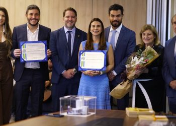 Deputado Alex Redano concede Títulos Honoríficos de Honra ao Mérito a Maurício Carvalho e Mariana Carvalho