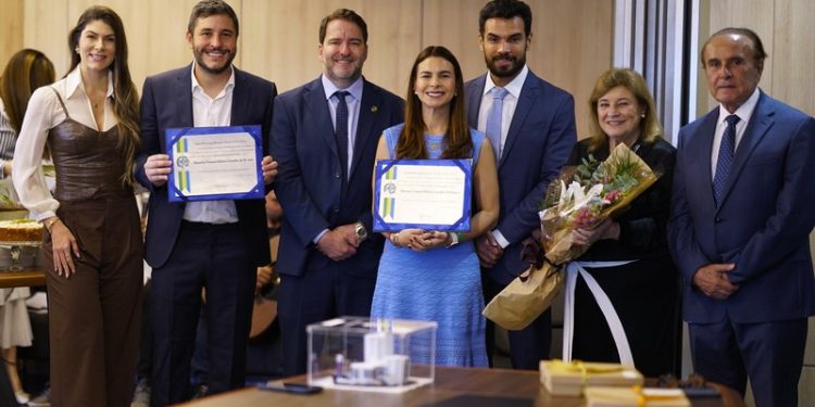 Deputado Alex Redano concede Títulos Honoríficos de Honra ao Mérito a Maurício Carvalho e Mariana Carvalho