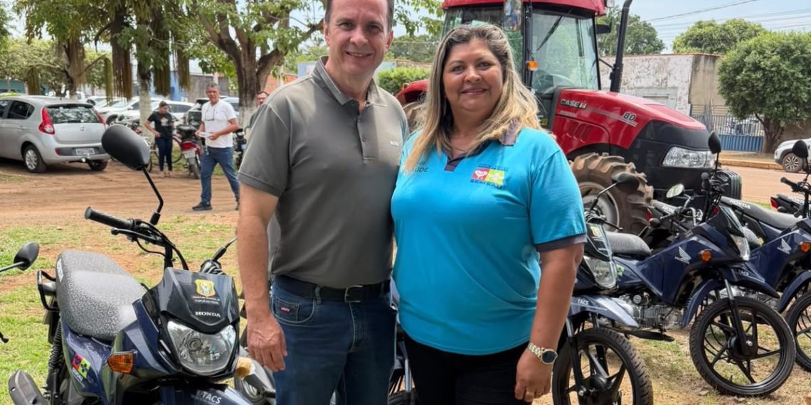 Deputado Dr. Luís do Hospital entrega trator e 15 motocicletas em Itapuã do Oeste