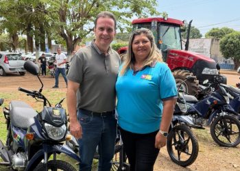 Deputado Dr. Luís do Hospital entrega trator e 15 motocicletas em Itapuã do Oeste